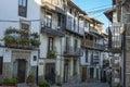 Una estrecha calle con arquitectura tradicional y balcones de madera en la hermosa villa de Candelario, EspaÃÂ±a