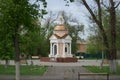 Une petite chapelle rÃÂ©cemment construite sur une place prÃÂ¨s du centre-ville