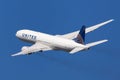 United Airlines Boeing 777-200 Banking