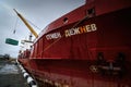 Unloading containers from a cargo ship