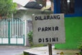 warning sign in Indonesian that reads no parking