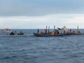 Varios grupos de pescadores en sus barcos