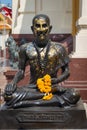 Venerated religious sculpture near the entrance to Wat Traimit i