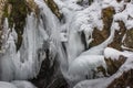 verschiedene eiszapfen bei einem wasserfall mit felsen