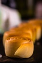 Detail rolovaného syra parenica s ostatnými v rade