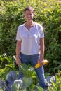 Woman on foot, ceuillette in a vegetable garden