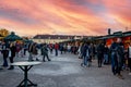 VIENNA, AUSTRIA - 25 NOVEMBRE 2022: Castello di SchÃÂ¶nbrunn e il suo mercatino di Natale al tramonto