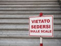 Vietato sedersi sulle scale transl. do not sit on the stairs