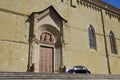 A vintage wedding car waits for the spouses outside Arezzo Cathedral.