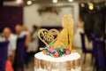 Vintage Wedding Decoration Naked Cake MR and MRs Gold Royalty Free Stock Photo