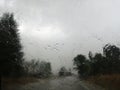 Vista de la carretera con lluvia y viento, desde el automÃÂ³vil