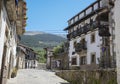 Vista de una calle empedrada con edificios tradicionales en la hermosa villa de Candelario, EspaÃÂ±a Royalty Free Stock Photo