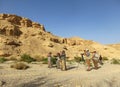 Vogelaars in een Wadi; Birdwatchers in a Wadi, Southern Negev, I