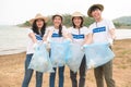 Volunteers from the Asian youth community using rubbish bags cleaning up nature par Royalty Free Stock Photo