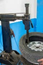 Vulcanizer, changes the tires on the car