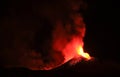 Etna in eruzione durante la notte con sfondo scuro del cielo notturno Panoramica del vulcano di Sicilia: