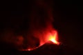 Panoramica del vulcano di Sicilia: Etna in eruzione durante la notte con sfondo scuro del cielo notturno