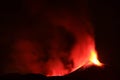 Panoramica del vulcano di Sicilia: Etna in eruzione durante la notte con sfondo scuro del cielo notturno