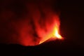 Panoramica del vulcano di Sicilia: Etna in eruzione durante la notte con sfondo scuro del cielo notturno