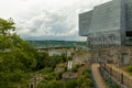 Walnut Street Pedestrian Bridge in Chattanooga over the Tennessee river. in the foreground ist die Hunter Museum of american Art Royalty Free Stock Photo