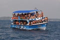 Walviskijkers uit de kust van Sri Lanka; Whale watchers on a ship off the coast of Sri Lanka Royalty Free Stock Photo