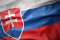 Vlajúca farebná vlajka Slovenska.