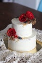 weddingcake with red roses and golden details