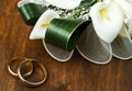 Wedding rings with calla bouquet Royalty Free Stock Photo