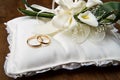Wedding rings with calla bouquet Royalty Free Stock Photo