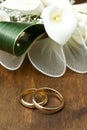 Wedding rings with calla bouquet Royalty Free Stock Photo