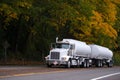 Biely veľký výbava polotovarov nákladné auto dve nádrž prívesy na jeseň cesty 