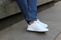 White tennis shoes are a basic that have transcended trends throughout history. To walk, to work or simply to be at home