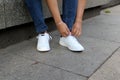 White tennis shoes are a basic that have transcended trends throughout history. To walk, to work or simply to be at home