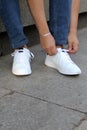 White tennis shoes are a basic that have transcended trends throughout history. To walk, to work or simply to be at home