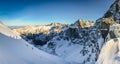 Zimné hory a tieň silueta ľudí trekking