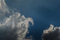 wolken am dunkelblauen himmel