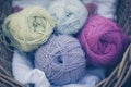 Wolle zum Stricken in einem Korb - wool for knitting in a basket