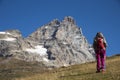 Ragazza che osserva il Monte Cervino Royalty Free Stock Photo