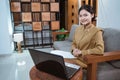 Žena v vláda sluha jednotný na gauč prenosný počítač počítač pri pracovné 