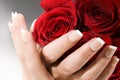 Žena ruky ruže 