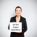 woman holding sign I am an organ donor german