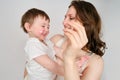 Žena matka šmouhy její tváře dítě krém na bílý 