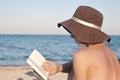 Mujer leer libro en playa 