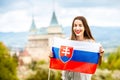 Žena so slovenskou vlajkou pri hrade