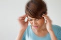 Žena trpia bolesť bolesť hlavy choroba migréna stres 