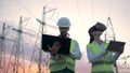 A woman in VR-glasses and a man are operating computers near ETL