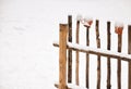 Dřevěný plot a džbány v zimně