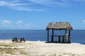 Drevený pavilón a lavice na pláž a modrá obloha 