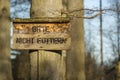 Wooden sign with inscription please do not feed in animal walk, Holzschild mit Aufschrift Bitte nicht fÃÂ¼ttern im Tiergehege