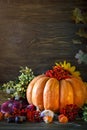 The wooden table decorated with vegetables, pumpkins and autumn leaves. Autumn background. Schastlivy von Thanksgiving